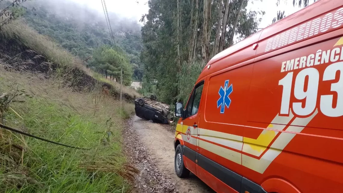 Furgão despenca em barranco de 8 metros na BR-282 e deixa vítimas