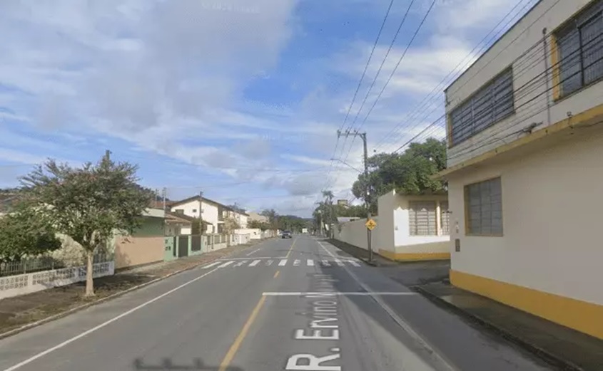 Grávida joga pedaço de concreto contra carro após discussão em estacionamento em SC