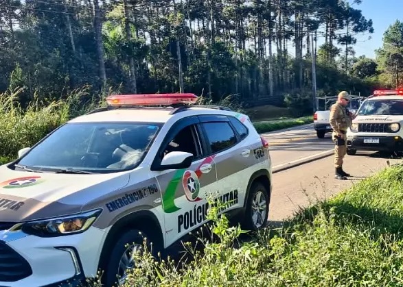 Homem furta dinheiro em igreja e foge de bicicleta em SC