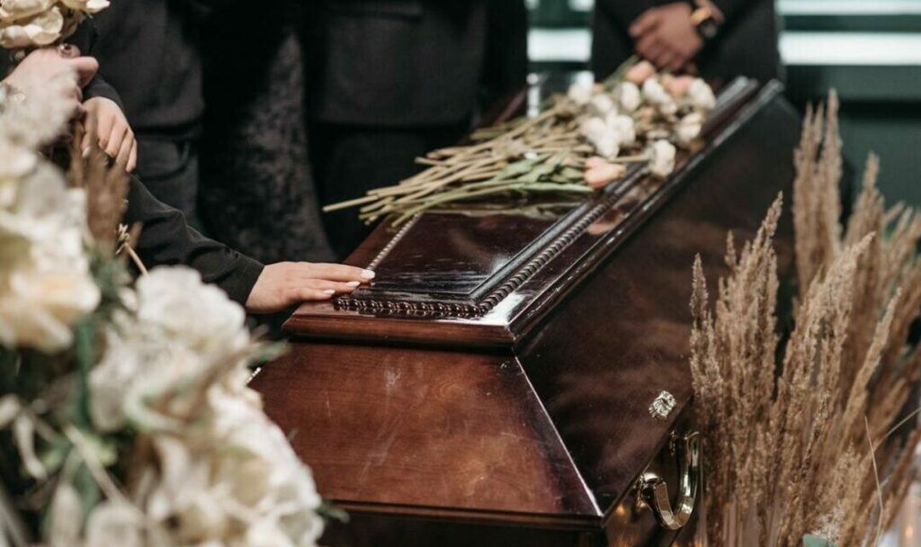 Idosa dada como morta ‘ressuscita’ em funerária