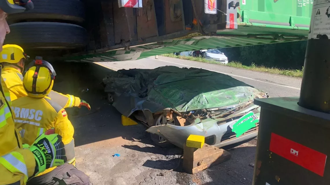 Imagens chocantes: caminhão “esmaga” carro e dois morrem em SC
