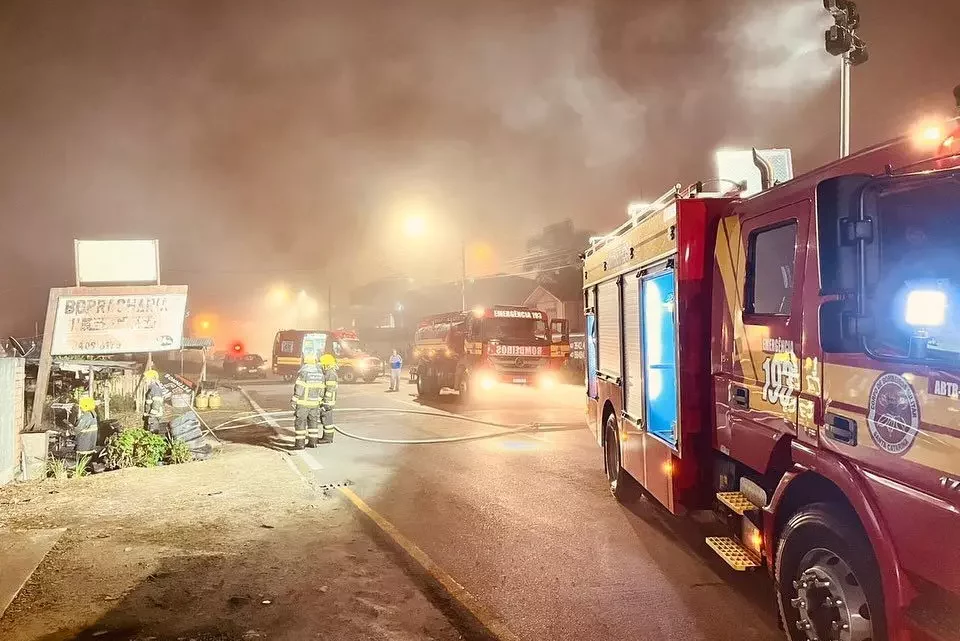 Incêndio atinge borracharia e deixa uma pessoa ferida em Mafra