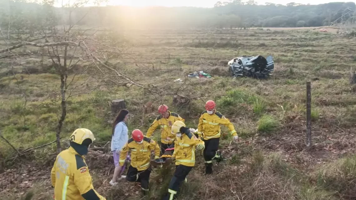 Jovem fica preso em carro após cair de ribanceira de 50 metros no Meio-Oeste de SC