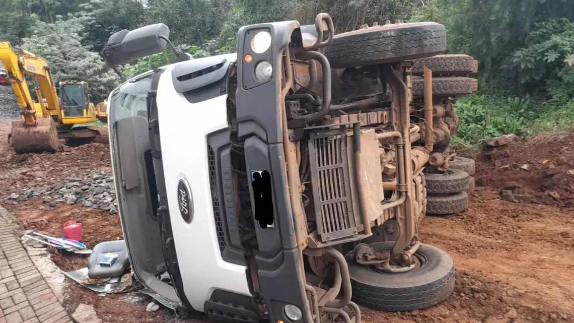 Motorista fica preso às ferragens após caminhão tombar no Oeste de SC