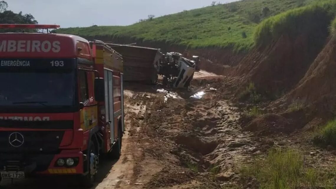 Motorista morre ao ser ejetado de carro em capotamento na SC-108