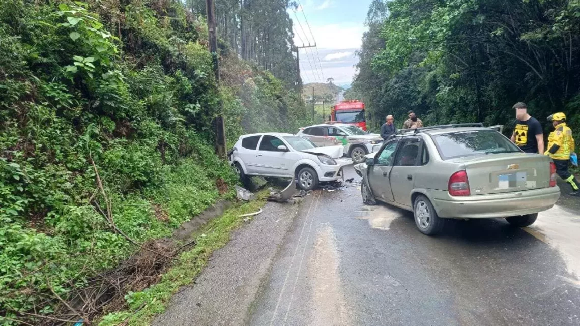 Mulher fica presa às ferragens após batida frontal no Alto Vale