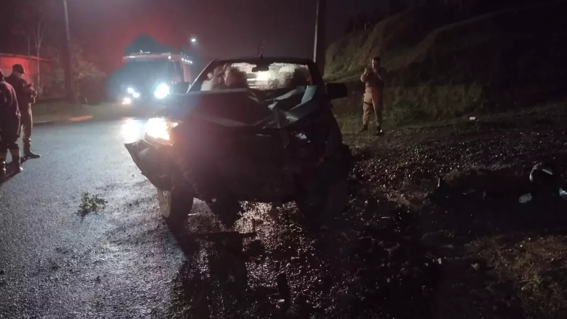 Mulher morre em grave colisão entre moto e caminhonete em Porto União