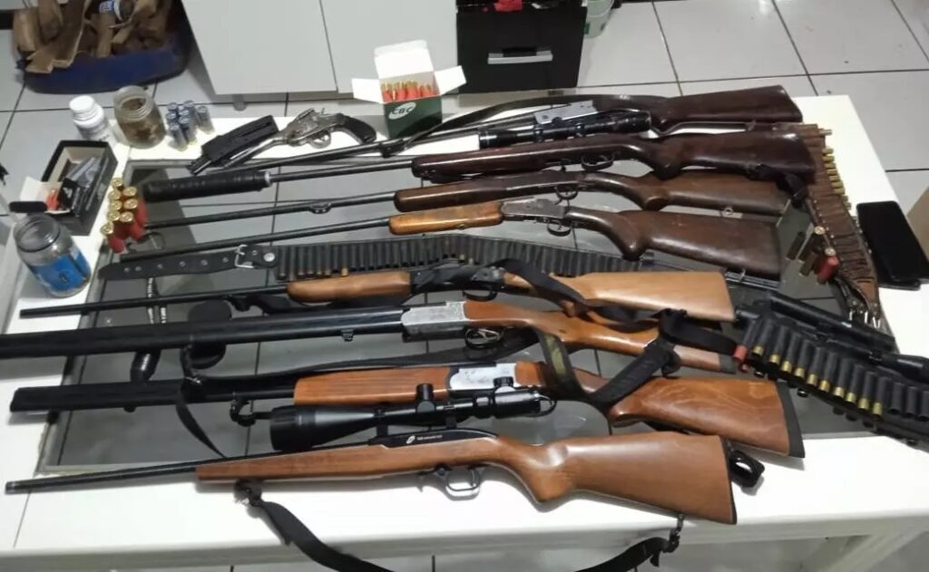 Operação Mercado Negro prende seis pessoas e 15 armas no Oeste de SC