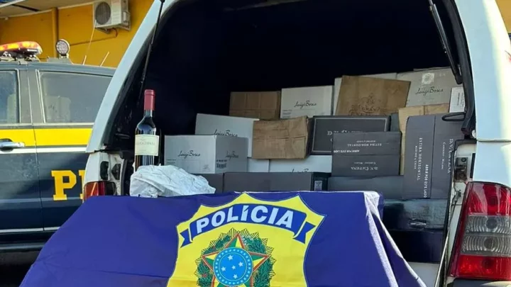 PRF apreende quase 600 garrafas de vinho argentino na BR-282 em SC