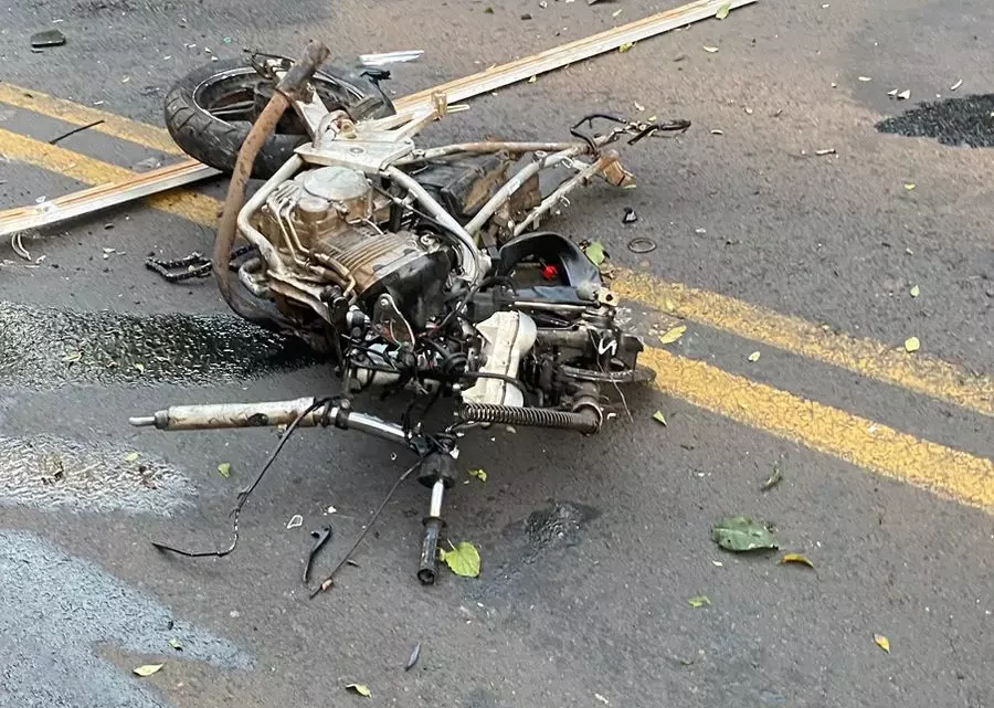 Colisão entre moto, carro e caminhão deixa uma vítima fatal