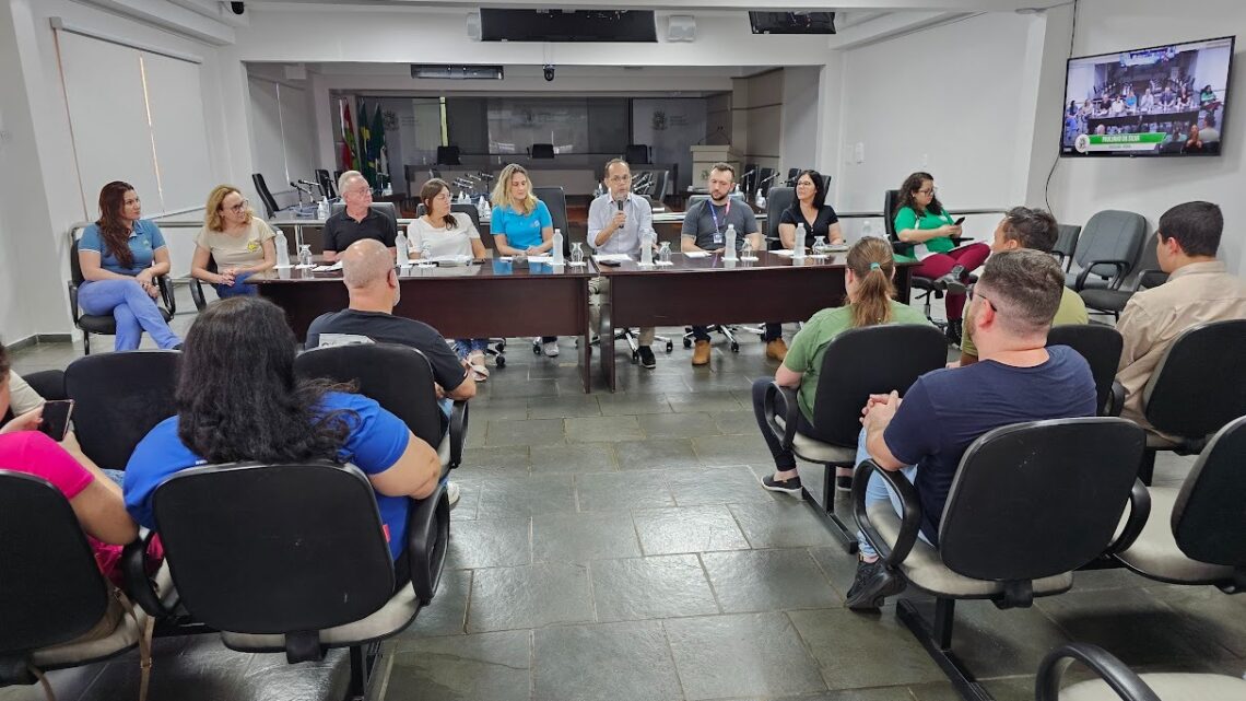 Reunião debate regulamentação de contratação de pessoas com deficiência para estágios em Chapecó