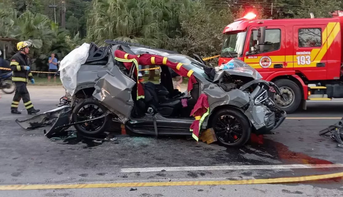 Carro é prensado entre caminhões e duas pessoas ficam feridas na BR-470