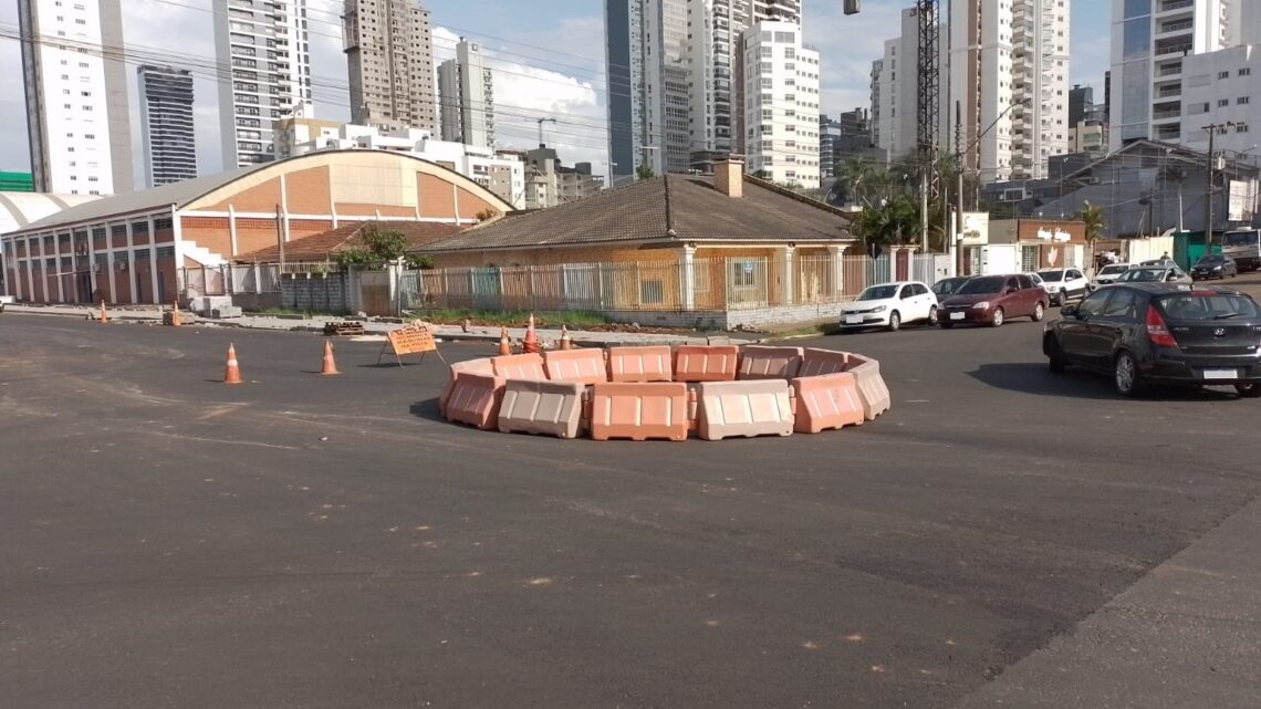 Nova rotatória na esquina das ruas Pará e Borges de Medeiros em Chapecó