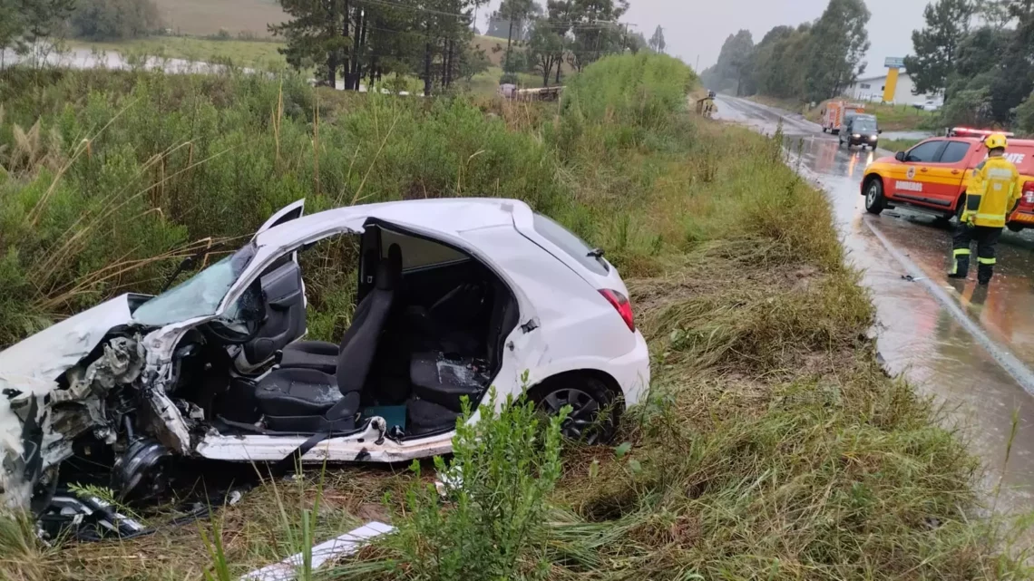 Acidente entre caminhão de calcário e carro deixa duas pessoas feridas na SC-120