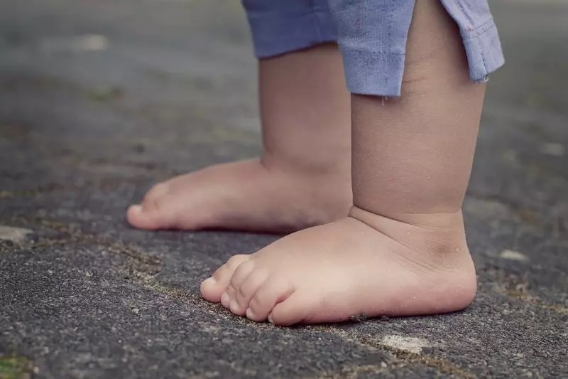 Criança bebe soda cáustica e mãe é presa no Oeste de SC