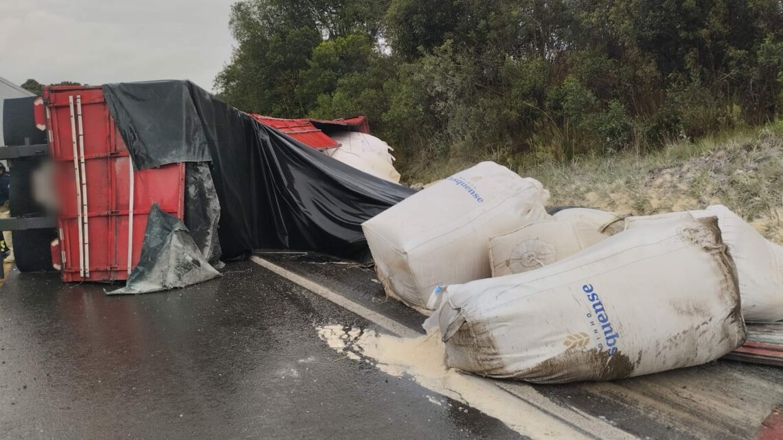 Caminhoneiro sofre ferimentos graves em tombamento de veículo na BR-470