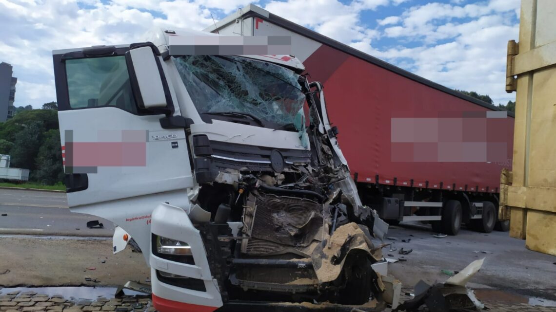 Caminhoneira fica ferida em acidente na BR-282 em Ponte Serrada