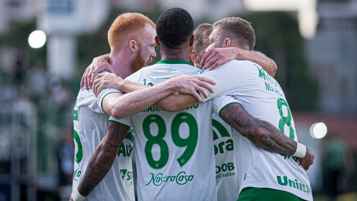 Com dois gols de Mário Sérgio, Chapecoense vence o Goiás na Serrinha