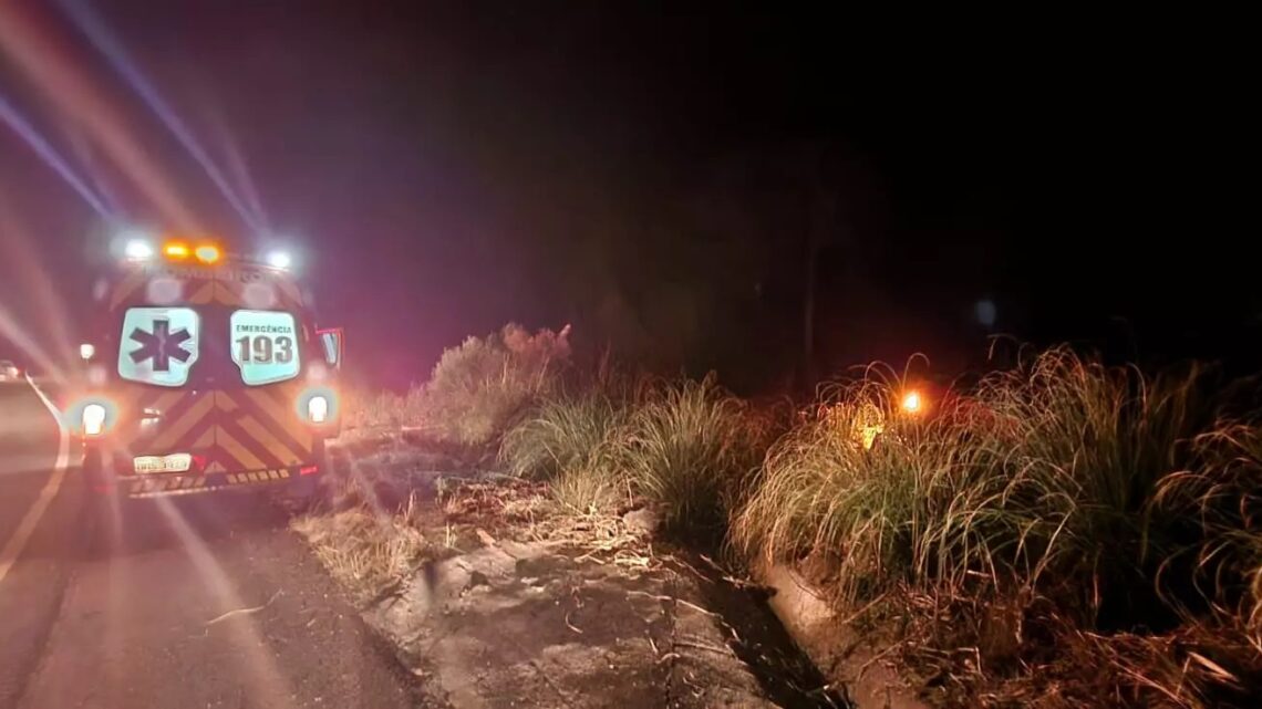 Veículo sai da pista e cai em buraco de 2 metros após condutor perder o controle