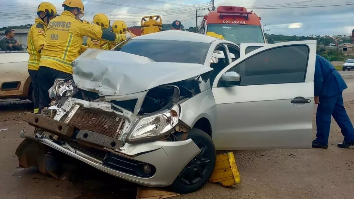 Quatro carros envolvidos em engavetamento na BR 282 em Campos Novos