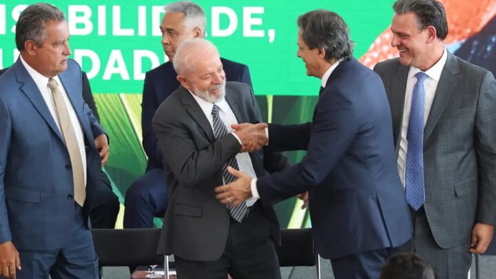Após disparada do dólar, Lula ameniza: “comida vai ficar barata”