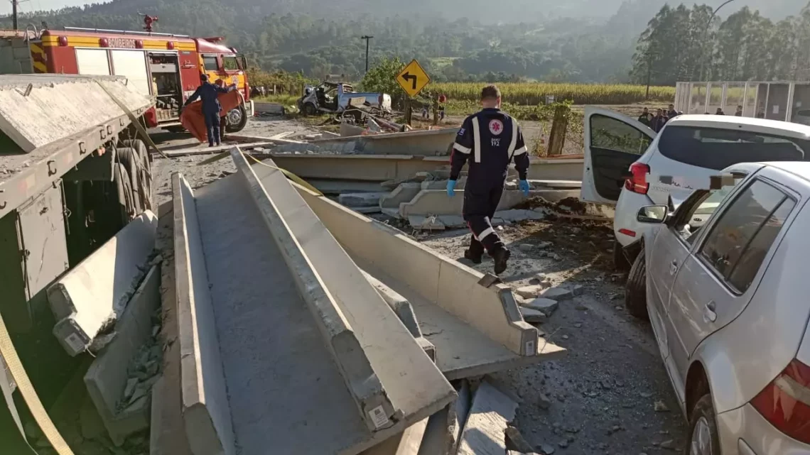 Blocos de concreto caem na SC-390 e esmagam motorista; veja imagens