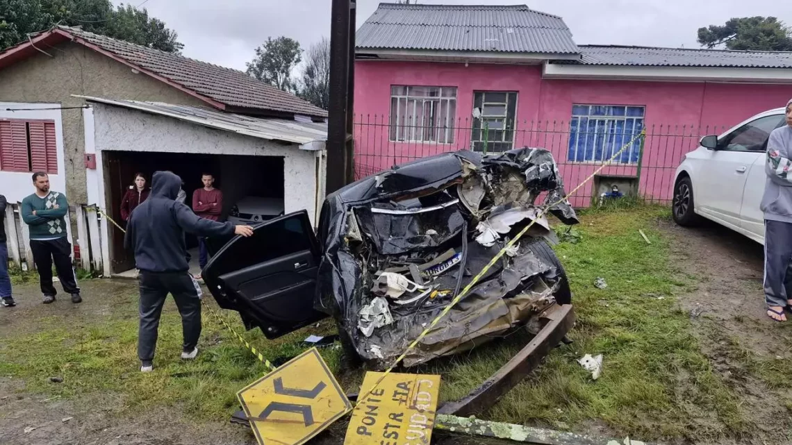 Caminhão desgovernado atinge carro estacionado em residência em SC