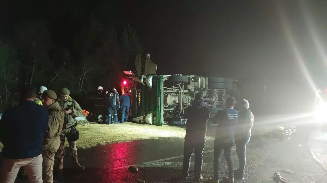 Carreta carregada de cerveja tomba em Lages