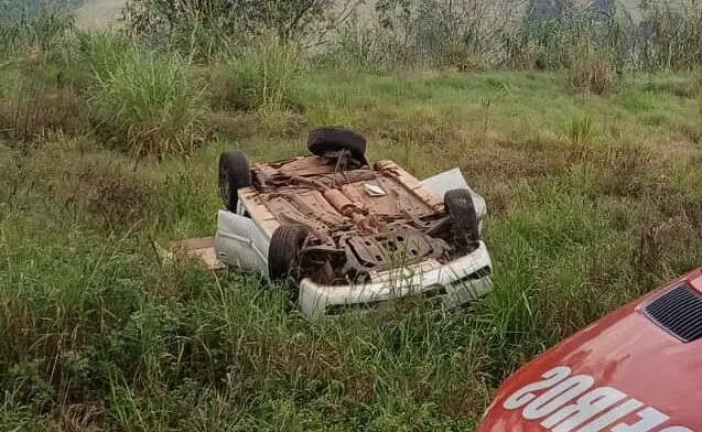 Carro fica de ponta cabeça ao capotar na SC-163 em Itapiranga