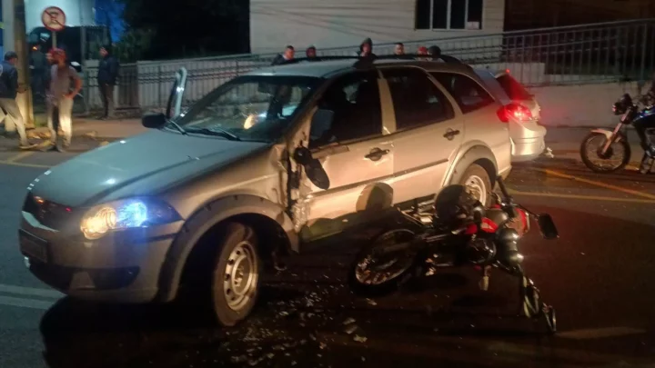 Colisão entre carro e moto deixa motociclista ferido em Xaxim