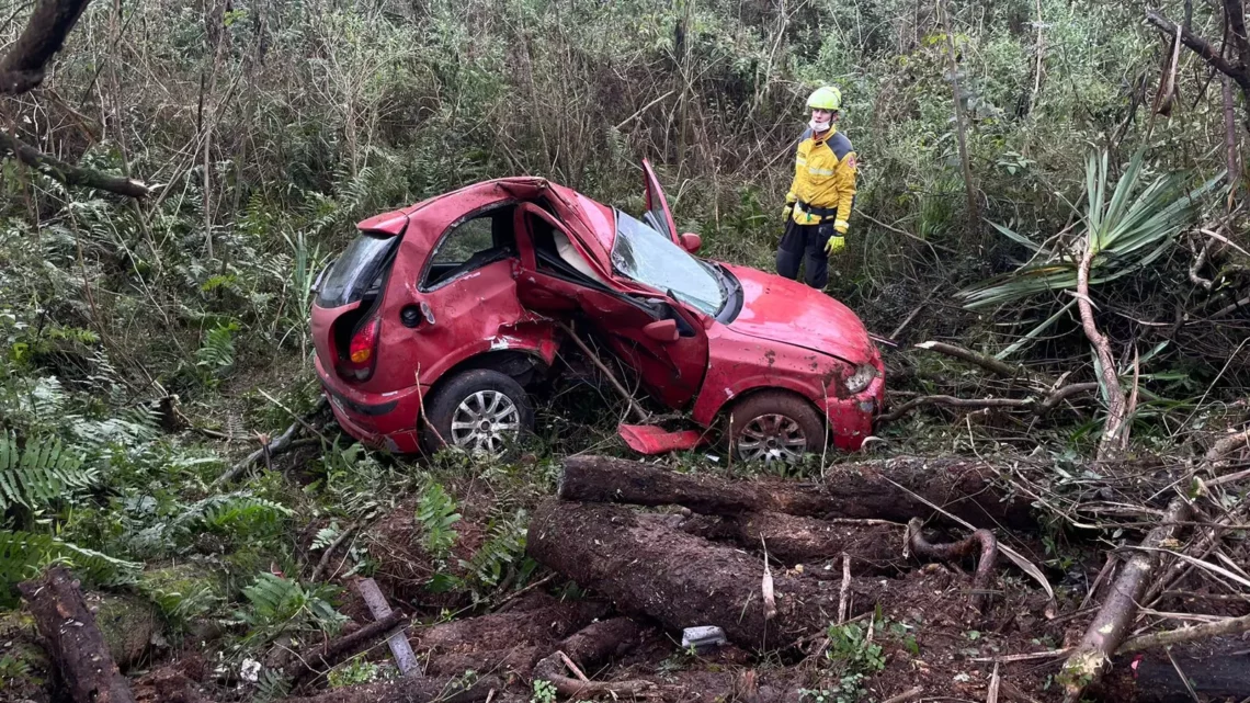 Jovem fica ferida após capotar em barranco na SC-283 em Chapecó