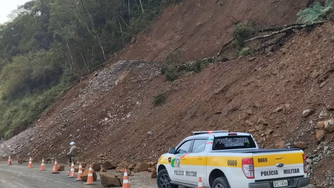 Deslizamento na Serra do Panelão deixa trânsito em meia pista