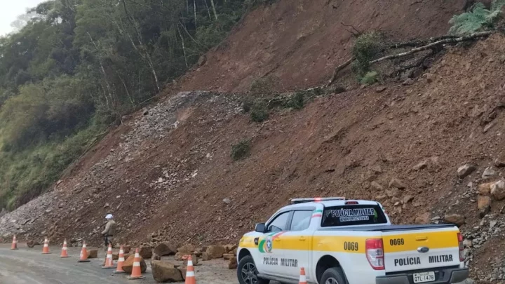 Deslizamento na Serra do Panelão deixa trânsito em meia pista