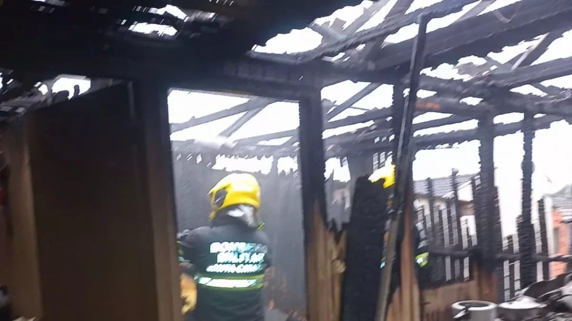 Incêndio destrói parte de casa em Campos Novos