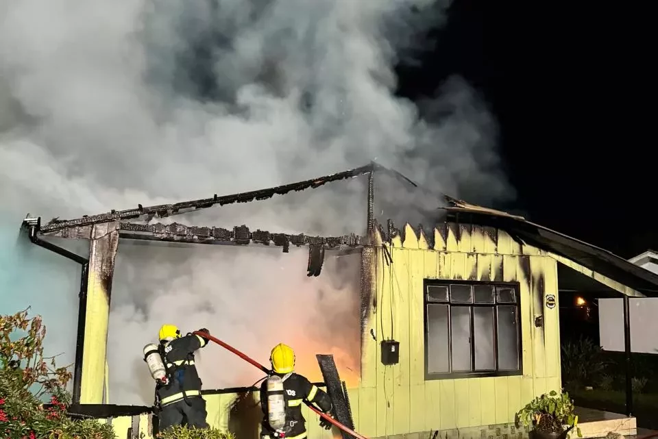 Incêndio destrói casa de madeira em Papanduva