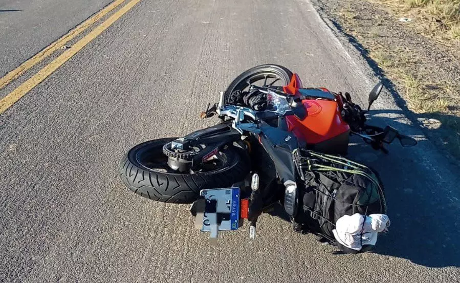 Jovem motociclista morre após colisão contra caminhão na SC-110