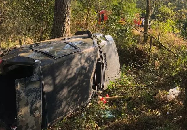 Homem fica ferido após carro sair da pista e capotar em ribanceira na SC-120