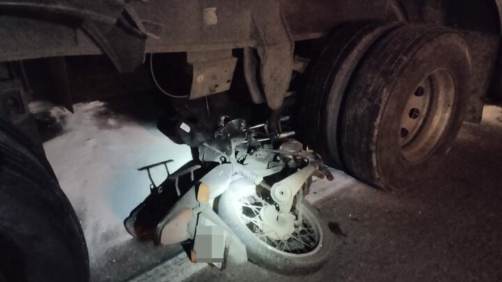 Motociclista morre após colidir com caminhão na BR-470
