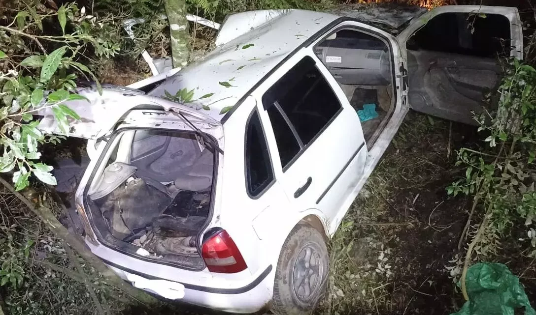 Motorista fica ferido após carro colidir com árvore em São Joaquim