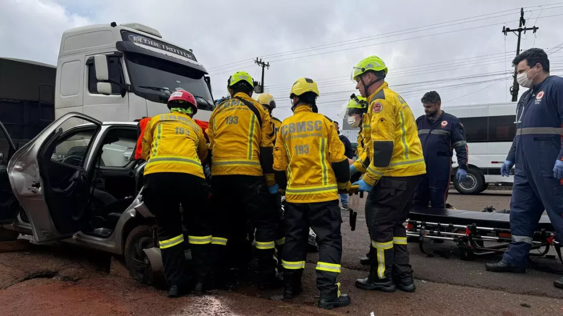 Motorista fica preso às ferragens após carro bater contra caminhão em Chapecó