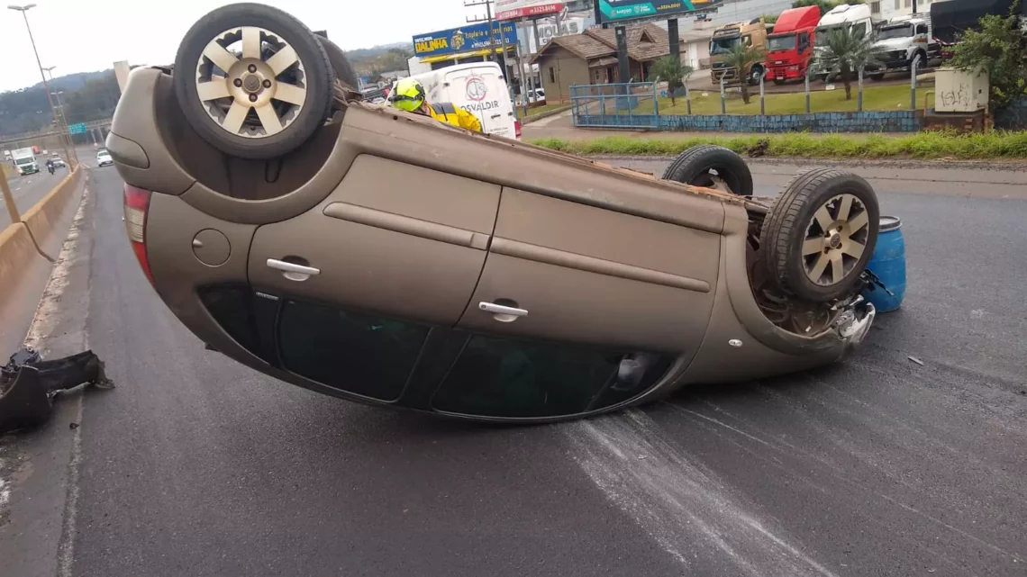 Mulher bate carro em barreira e capota na BR-480 em Chapecó