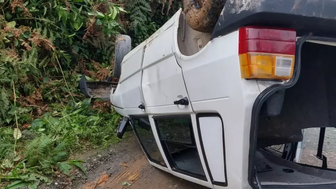 Mulher fica ferida após carro cair de barranco em Rio do Sul