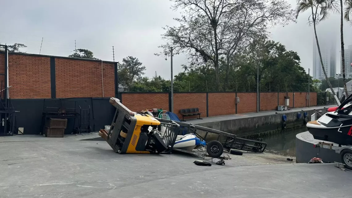 Sócio de marina de barcos morre ao cair de empilhadeira enquanto batia foto em SC