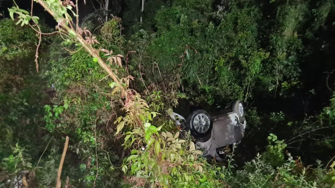 Três pessoas ficam feridas após carro capotar na BR-280