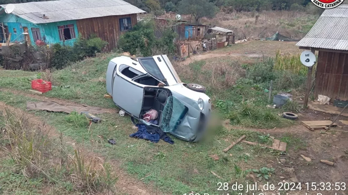 Volante trava e carro com mulher e duas crianças cai de barranco em SC