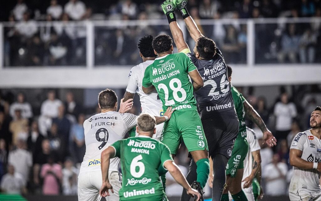 Chapecoense perde pro Santos na Vila Belmiro nos últimos minutos