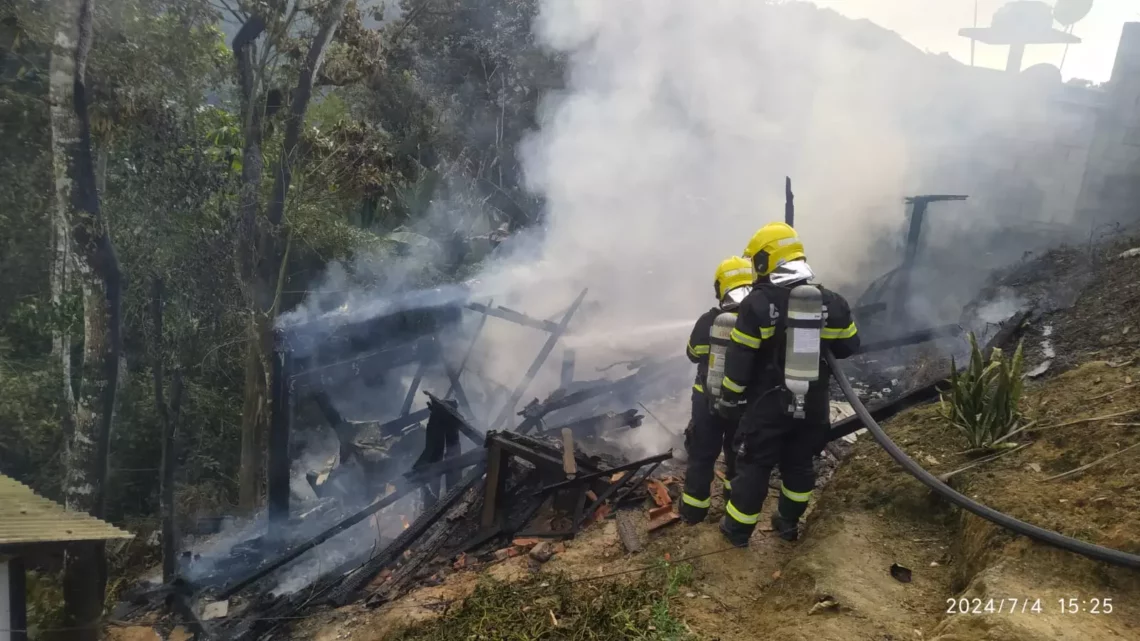 Casa de madeira é totalmente destruída por incêndio no Vale do Itajaí