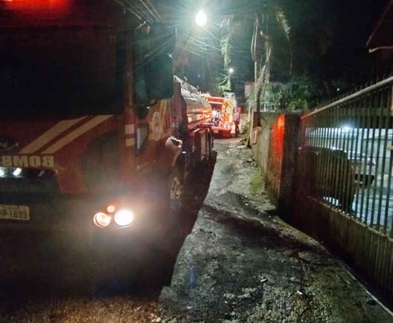 Cachorros morrem após residência pegar fogo de madrugada