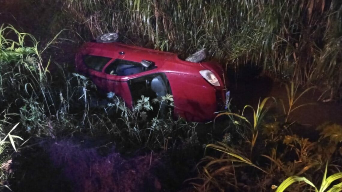 Carro cai em rio e mulher é encontrada em pé dentro do veículo em SC