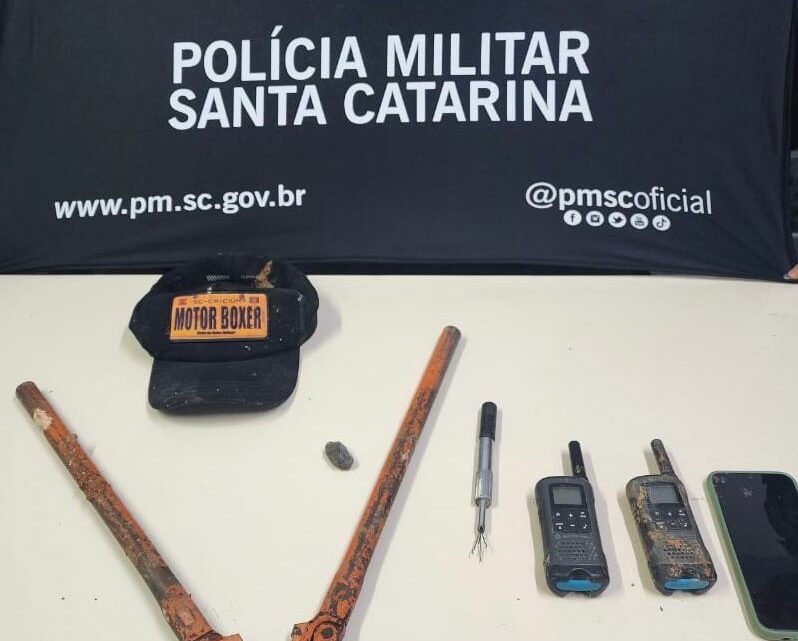 Trio furta empresa, foge com carrinho de mão e é preso pela polícia em Santa Catarina